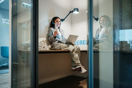 Rebel in belhokje aan het werk