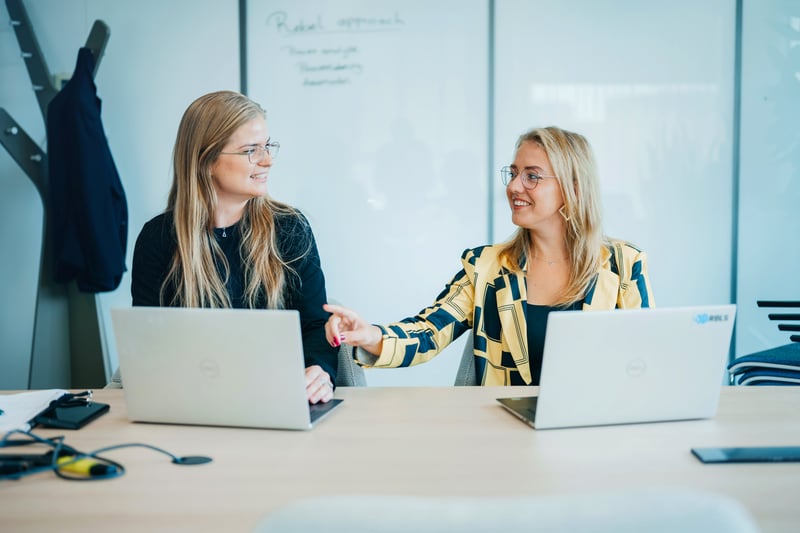 Samenwerken achter laptops