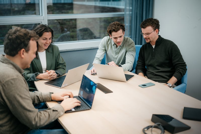 Samenwerken in een vergaderruimte