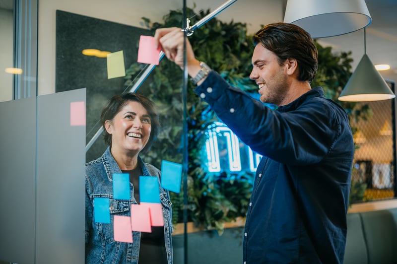 Brainstormen met post-it's op het raam